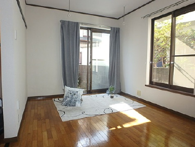 ２面採光の洋室