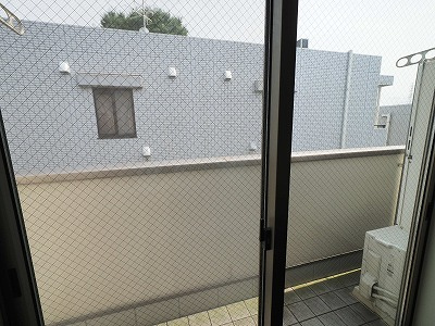前面建物とバルコニー