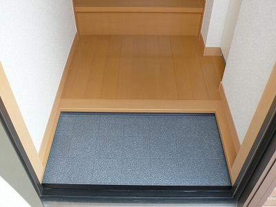 玄関：1階