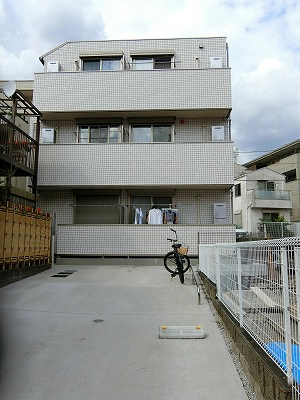 手前：駐車場＆駐輪場